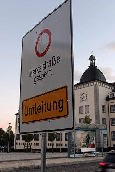 Schild Merkelstraße in Sassnitz auf Rügen. (Bild: Schellbach)